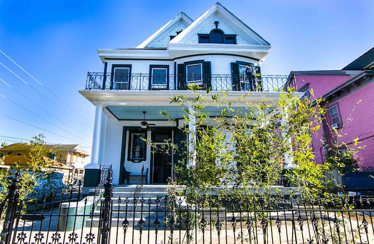 Claiborne Guest House w/pool by Historic Getaways