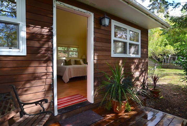 Private Cottage - Walk to U of O!