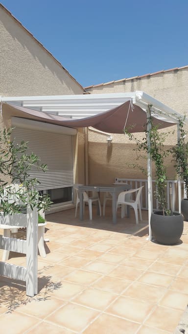 Terrasse privée du studio avec salon de jardin.Accès par la baie vitrée.