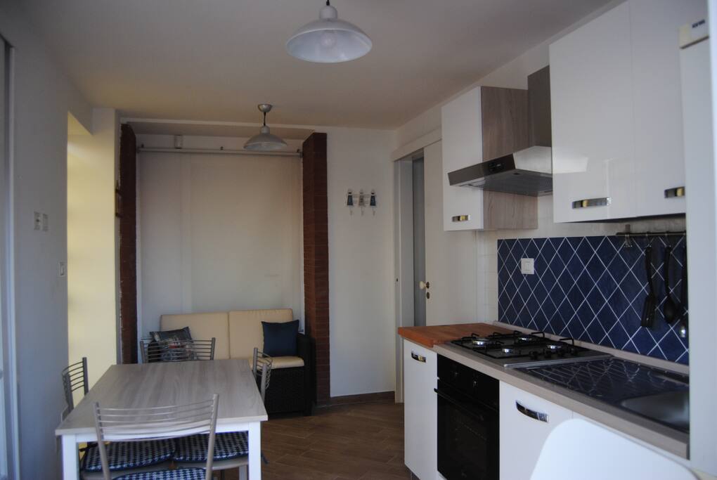 cucina con angolo soggiorno