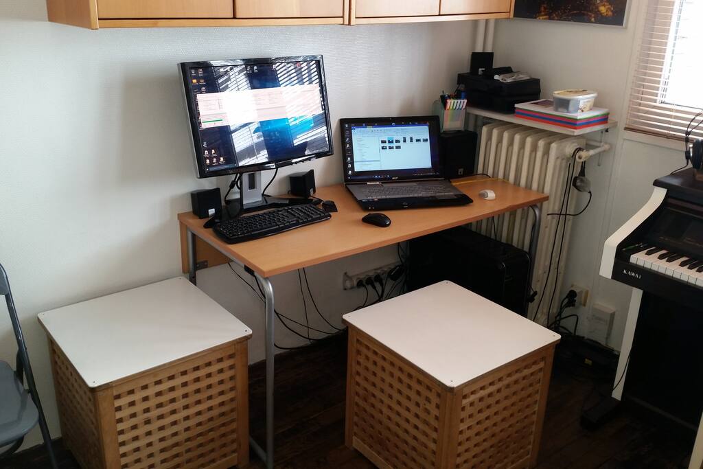 Salon : table et poste informatique Windows 10 + Wifi + Fibre optique, utilisable par les locataires