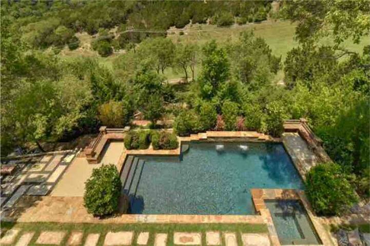 Bohemian lounge, bar, grill, pool & spa, 2 bdrms