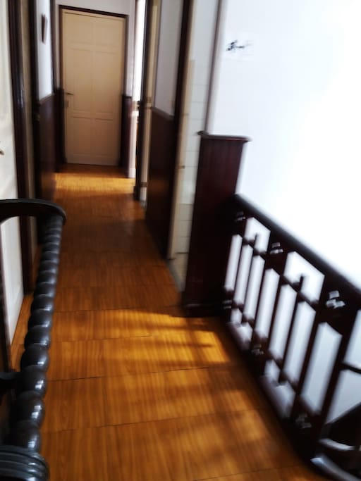 Distribución del pasillo donde se encuentra la habitación