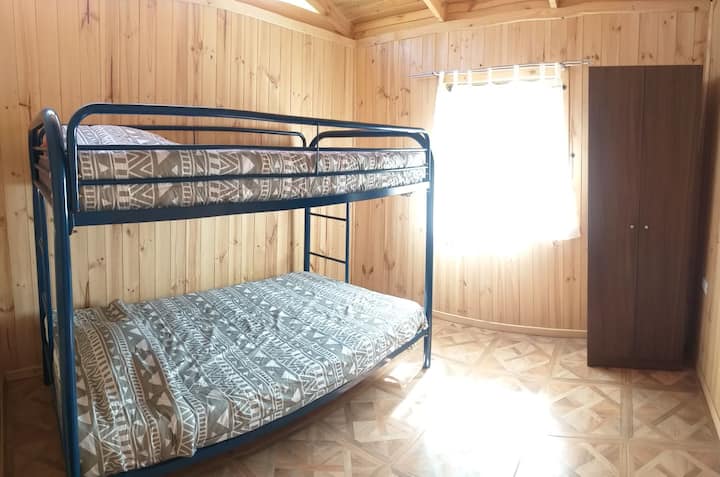 Njësia 2. Gjithashtu ka një kabinë me 1.5 vende, dollap dhe qirinj dhe ndriçim shumë të mirë natyror