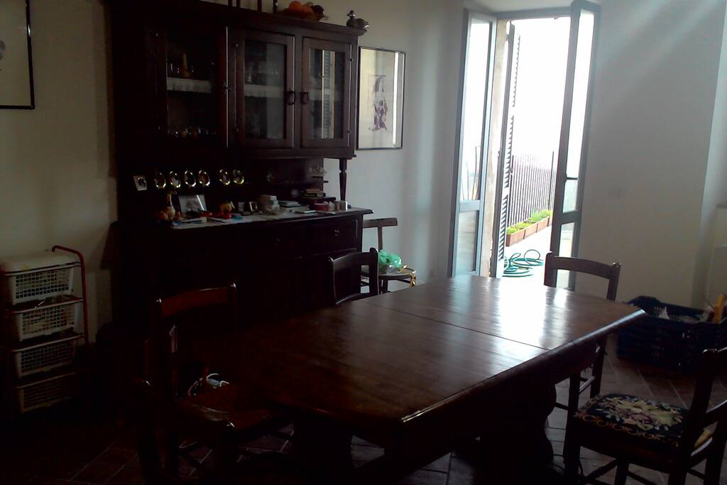 Il salotto/sala da pranzo, molto spazioso, perfetto sia per chi vuole rilassarsi che per chi vuole festeggiare con comitive numerose