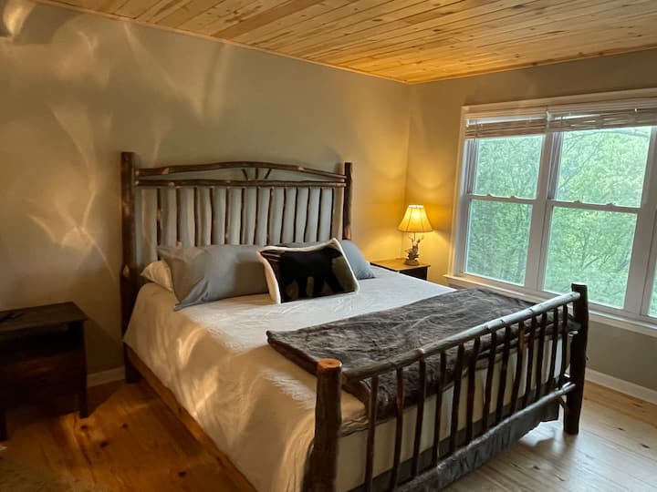 Დიდი ზომის მეხსიერების საწოლი ქაფით მაღლა, მთავარ საძინებელში, ამიშ ჰიკორის საწოლის ჩარჩოთი