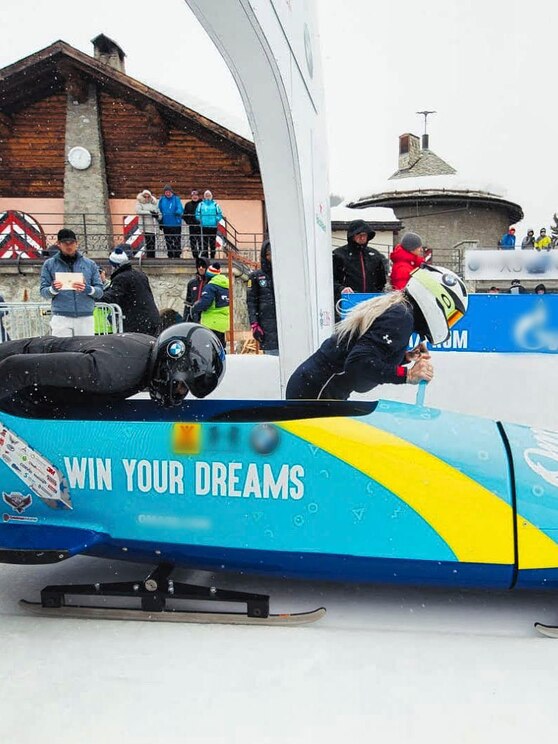 Show full-screen, host-provided image