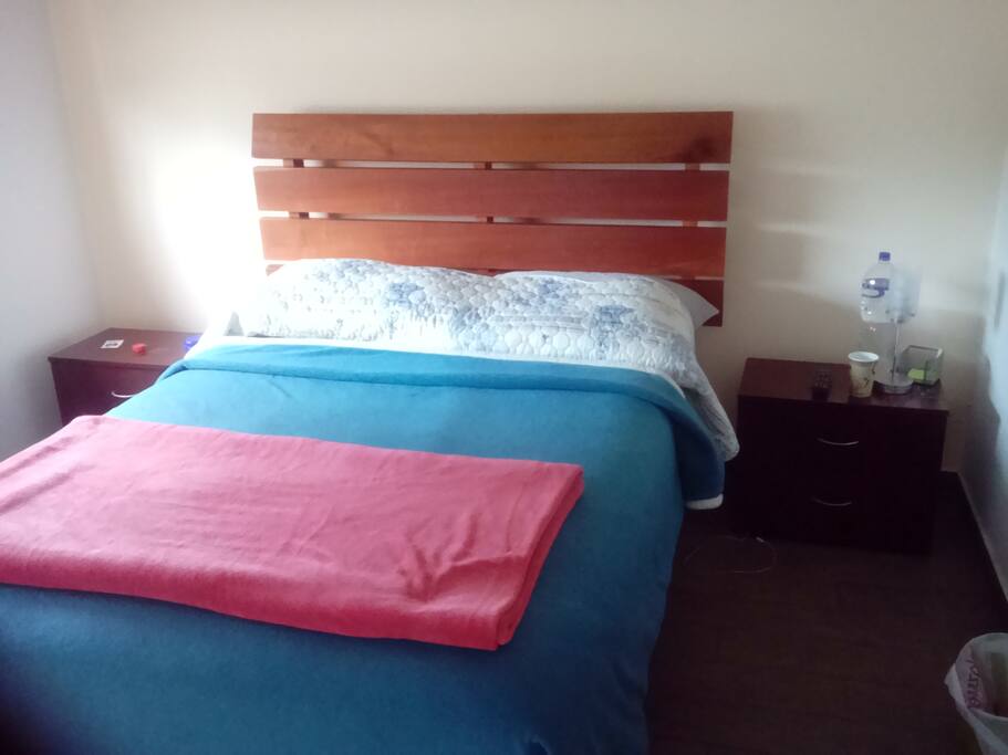 Habitación iluminada y comoda