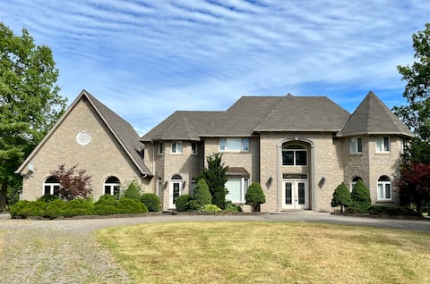 5 acre Luxury estate. 15 min from Niagara Falls