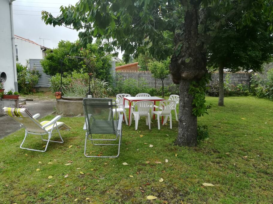 Jardin arboré et ombragé, sans vis à vis, entièrement clôturé.