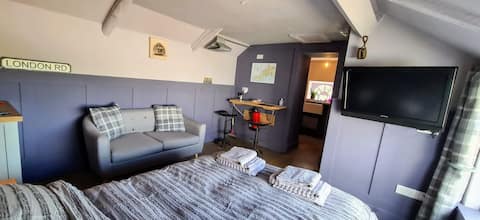 Private Parking, Dog Friendly, Dog Day Care