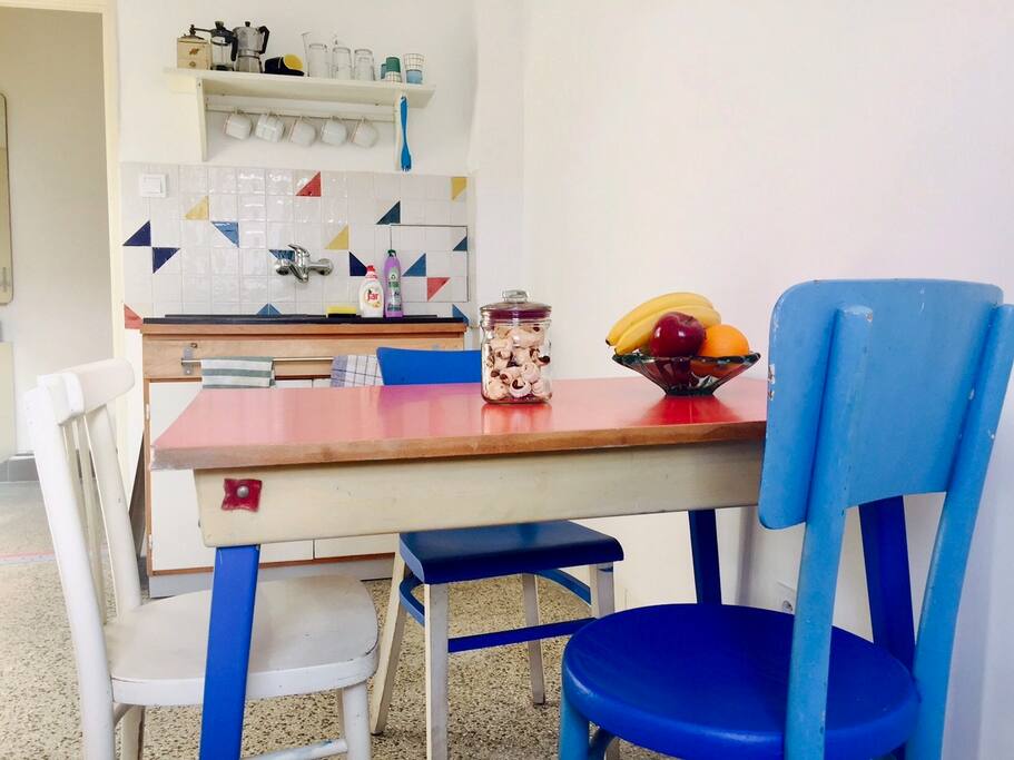 Kitchen - nice, neat, retro...
