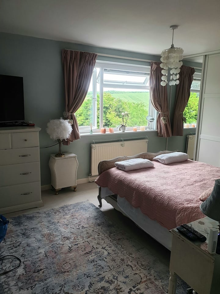 Dormitorio trasero tamaño king con vista al campo abierto.