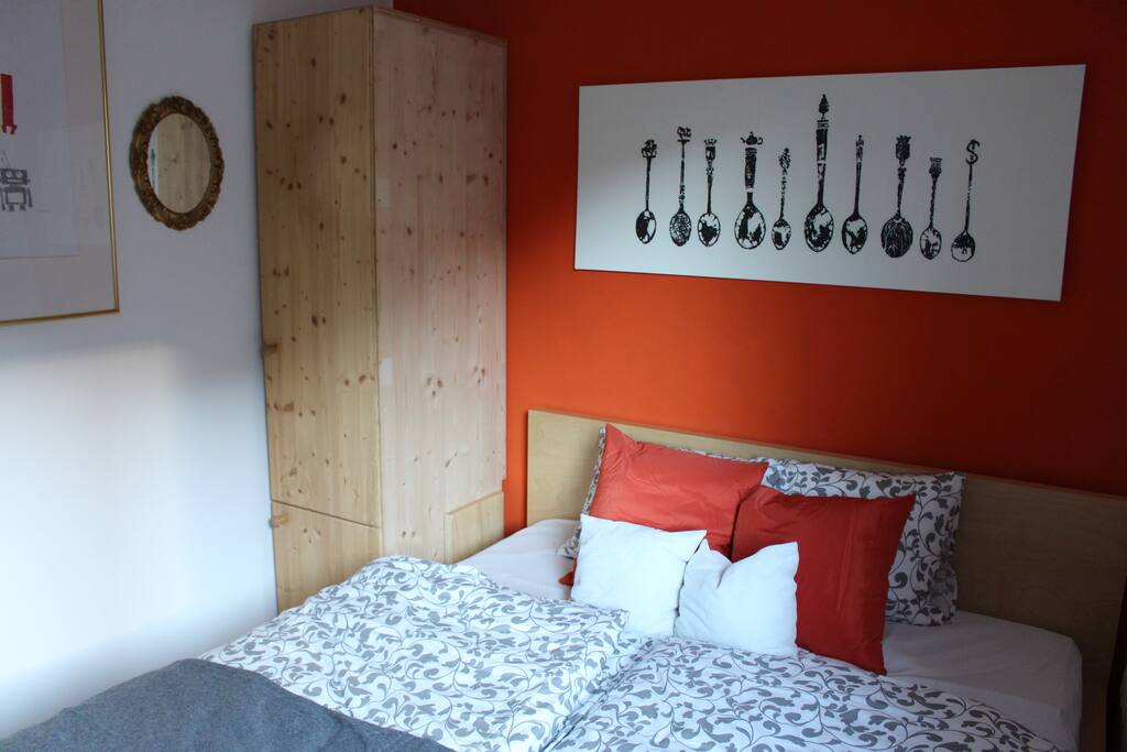 Schlafzimmer mit 2 Schränken 1OG