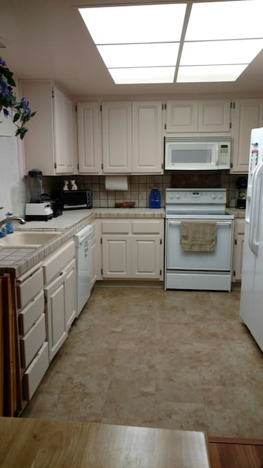 The shared-kitchen can be used with the kitchen supplies. No cooking after 10 pm, snacks and drinks ok. Please make breakfast quietly and do not use blender before 10 am. The blender and all kitchen supplies can be used between 10 am and 10 pm. NO STRONG cooking spices and smells please.