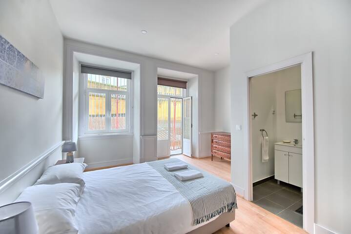 Lisbon Comfy Apartment II – Metro at the door gallery image 3
