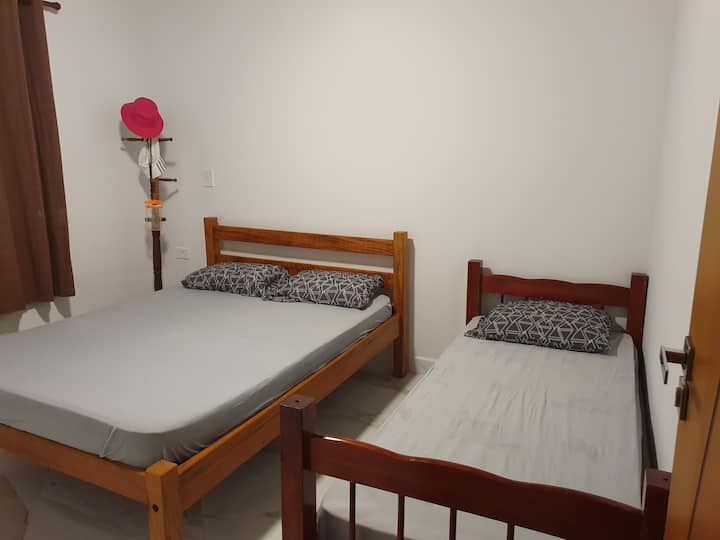 Habitación con cama doble e individual, con ventilador de techo, muy cómoda.