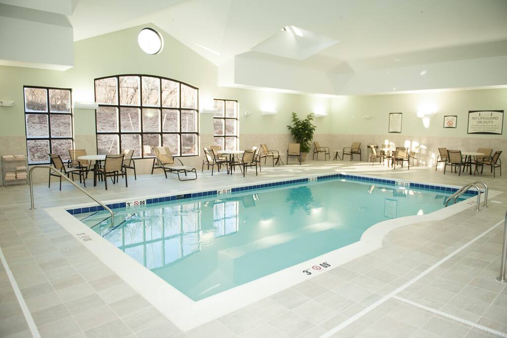 Air-Conditioned Suite with Free Daily Breakfast | 24h Gym Access, Pool + Shared Hot Tub - North Wales의 콘도에서 살아보기... 