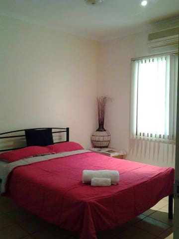 Sunny double Bed  Room in Friendly Family Home