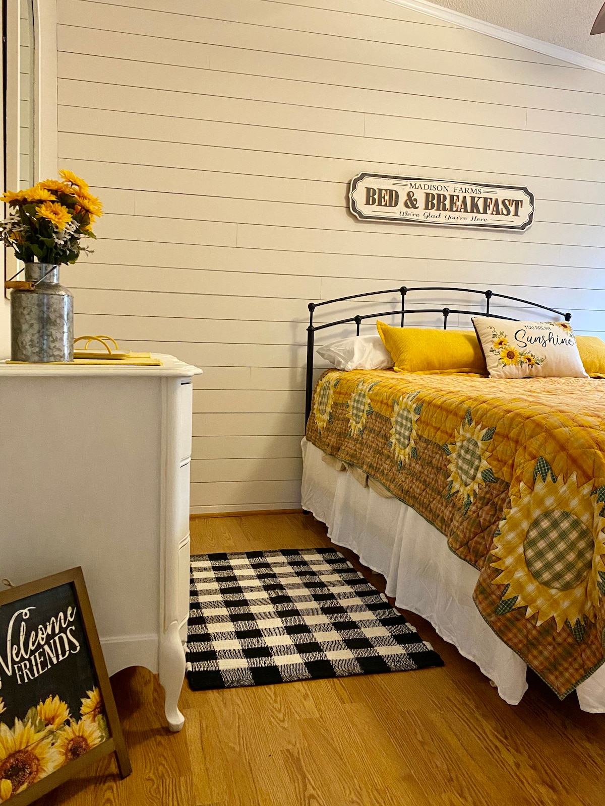 我们的「向日葵房」墙壁。 