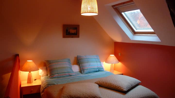 جو مريح في غرفة النوم، هنا سرير مزدوج 160 سم. 