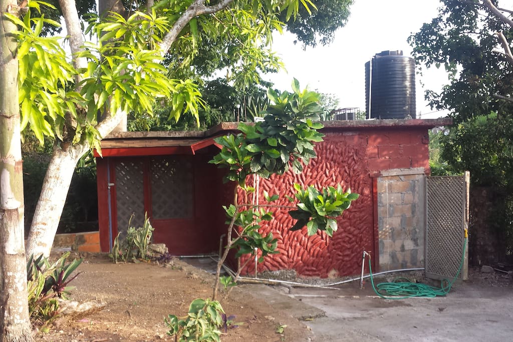 guest house separate/private, queen bed,hotwater bathroom
