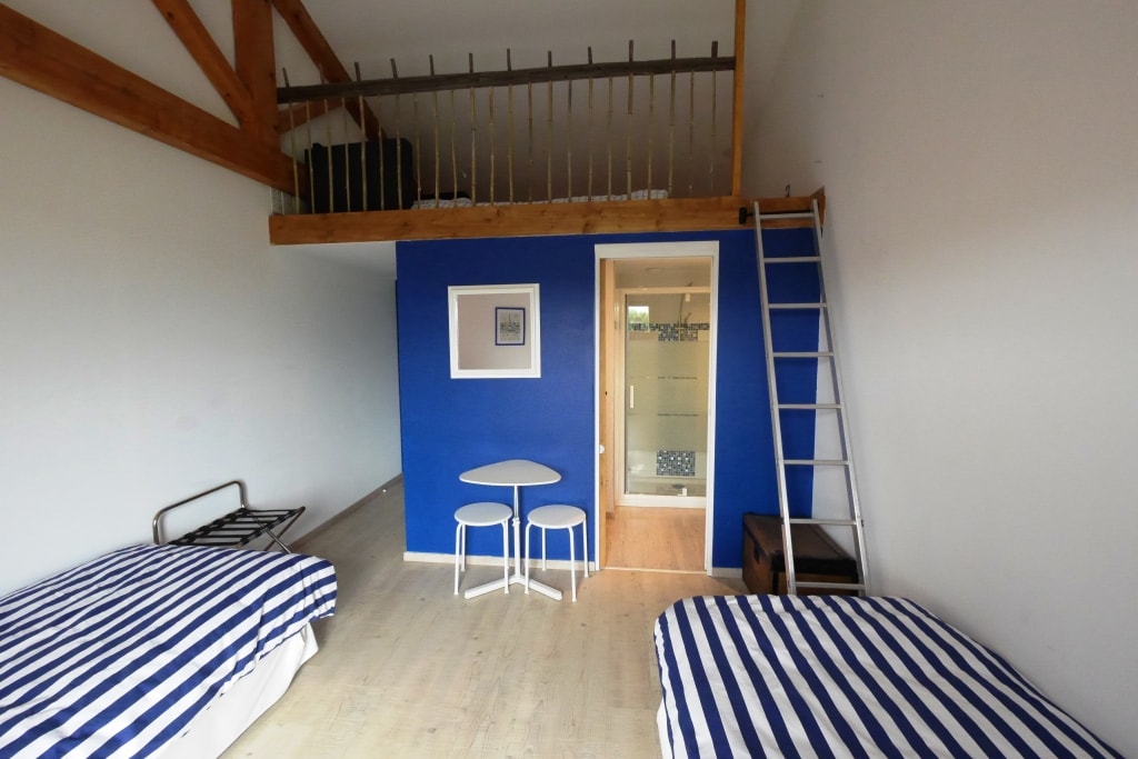 საძინებელი ბურლატი 1-ელ სართულზე ტუალეტით, ანტრესოლის სააბაზანო.