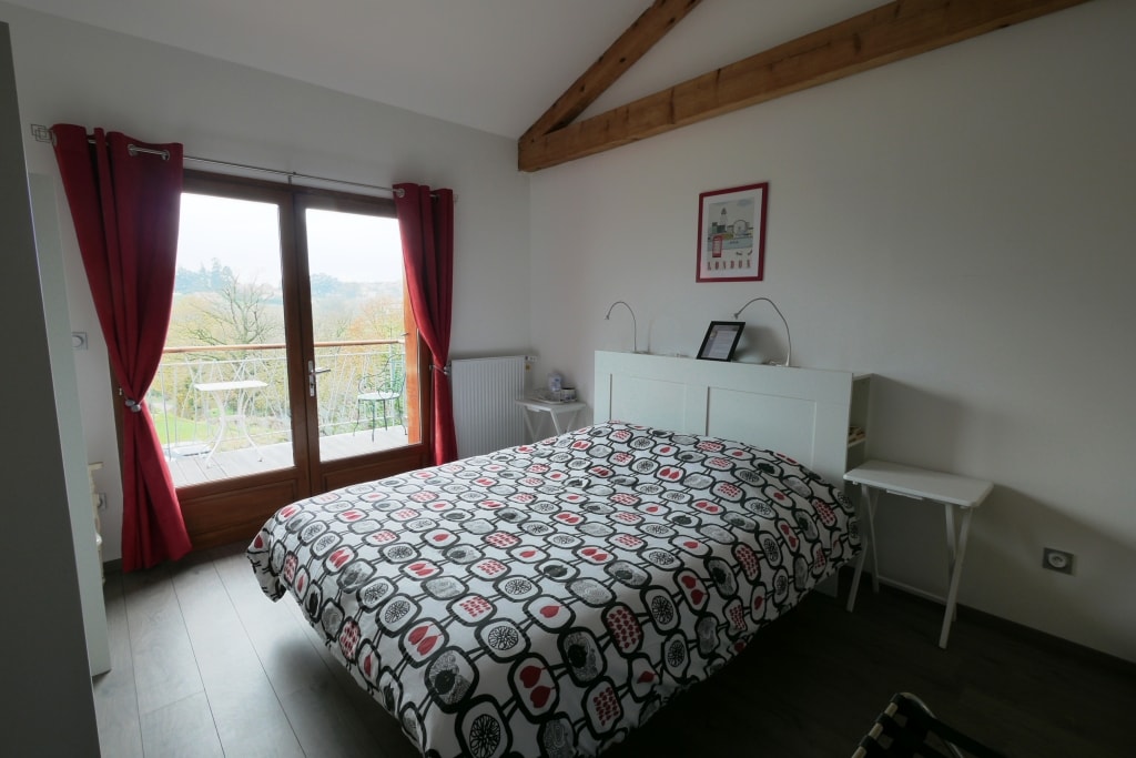 გრიოტის ოთახი პირველ სართულზე ტუალეტით, ანტრესოლის სააბაზანოთი.