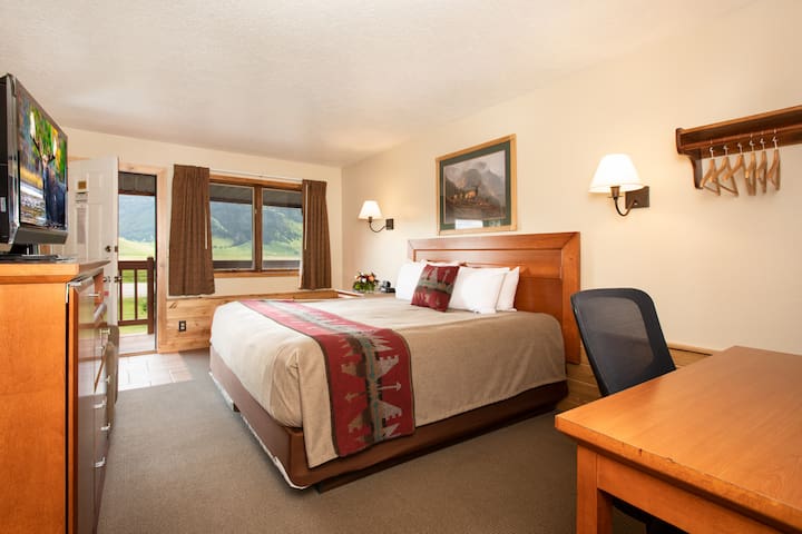 Quaint Motel Room with 1 King Bed & Mountain Views