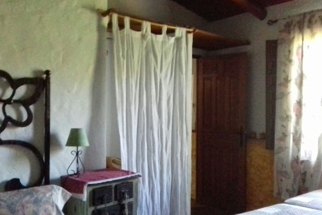 Habitación triple con Encanto.
1 cama de matrimonio y dos camas individuales