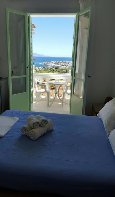 Δωμάτιο "5": με ψυγείο, air-conditioning, μπάνιο, flat TV, wifi & μπαλκονάκι με θέα στη θάλασσα
Room "no5'': with fridge, air-conditioning, bathroom, flat TV, wifi & balcony with sea view