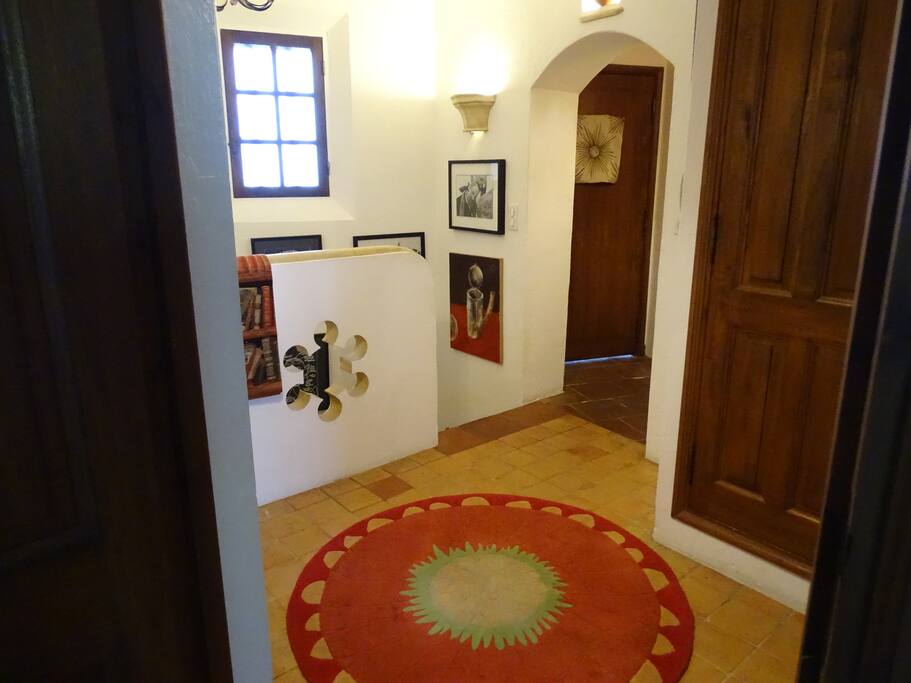 L'entrée de la maison donne accès au salon, à la cuisine américaine et la salle à manger, et par l'escalier à une suite junior.