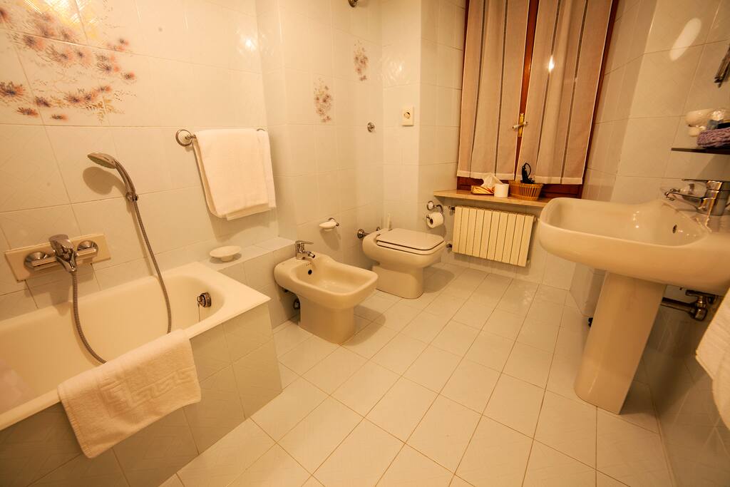 Bagno con vasca.