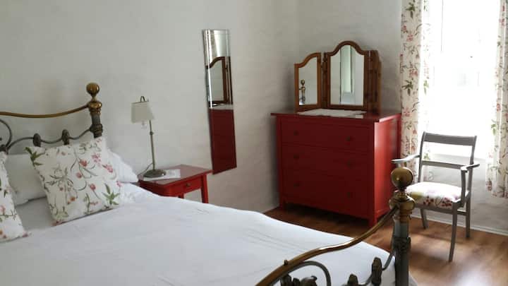 Krevat dopio "king size" vërtet i rehatshëm. 