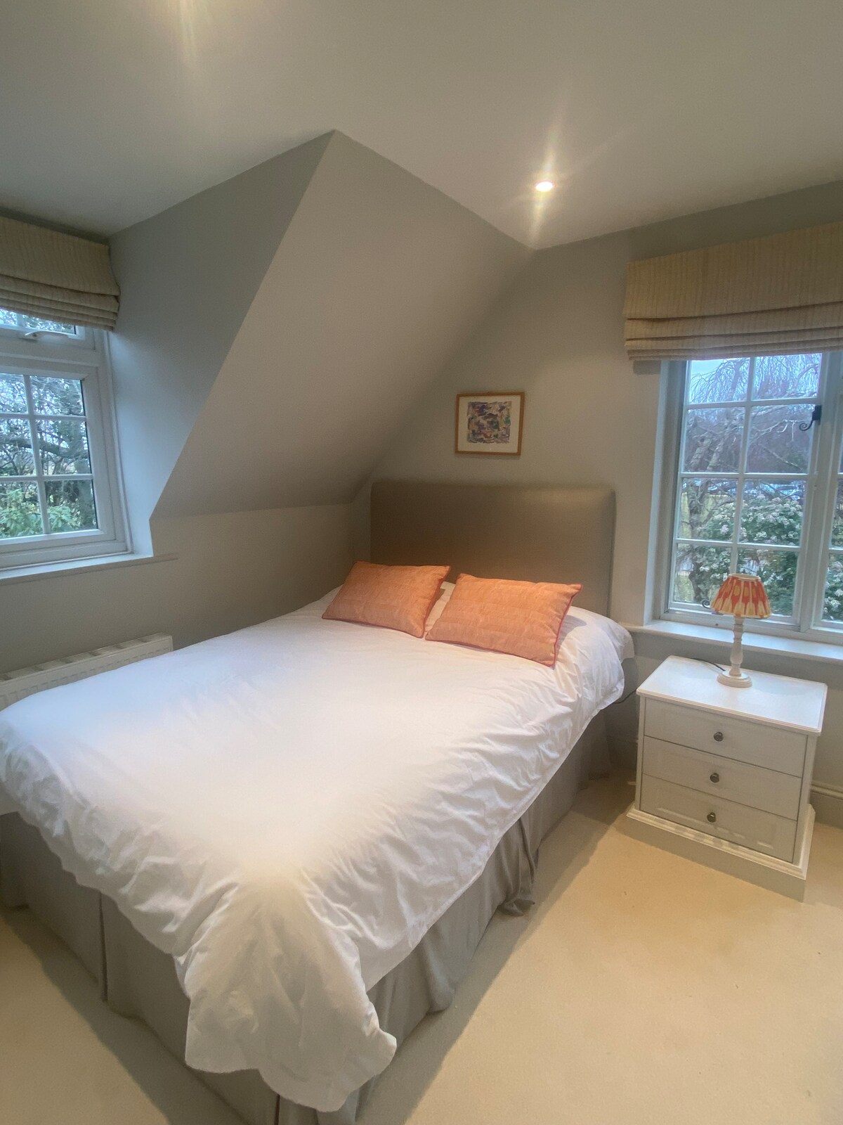 غرفة نوم مزدوجة بإطلالات على الغابة