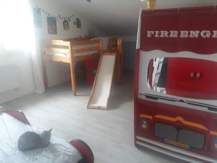 Dhomë fëmijësh me 2 krevate 