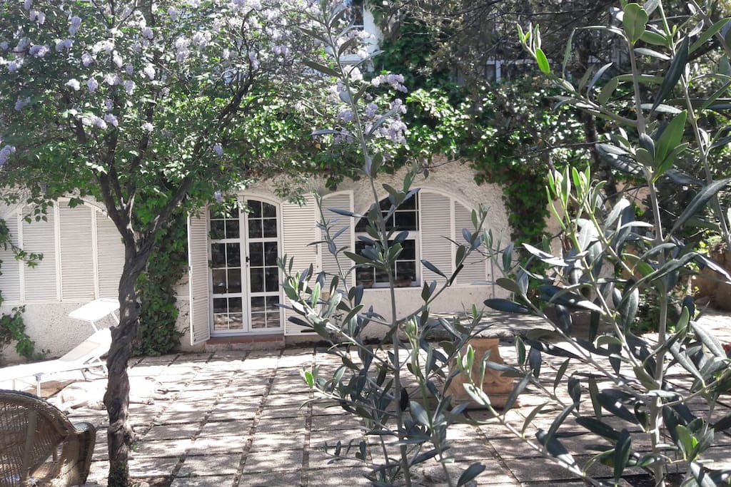 La casa desde el jardín con el lilo en flor - Das Haus vom Garten aus mit blühendem Flieder - The house, view from the garden with lilac