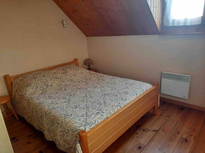 ห้องนอน 2 (เตียงคู่ 1 หลังขนาด 140x200 - ไม่มีผ้าปูที่นอนให้)