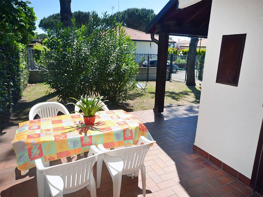 Patio arredato e giardino privato