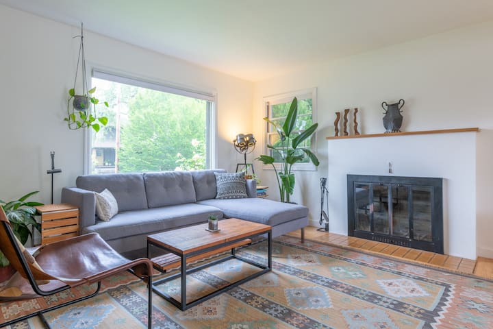 Cape Cod House | Modern, Spacious & Top Amenities