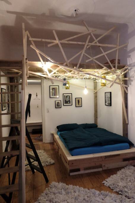 Schlafzimmer mit Lagerfeuer und Glühwürmchen