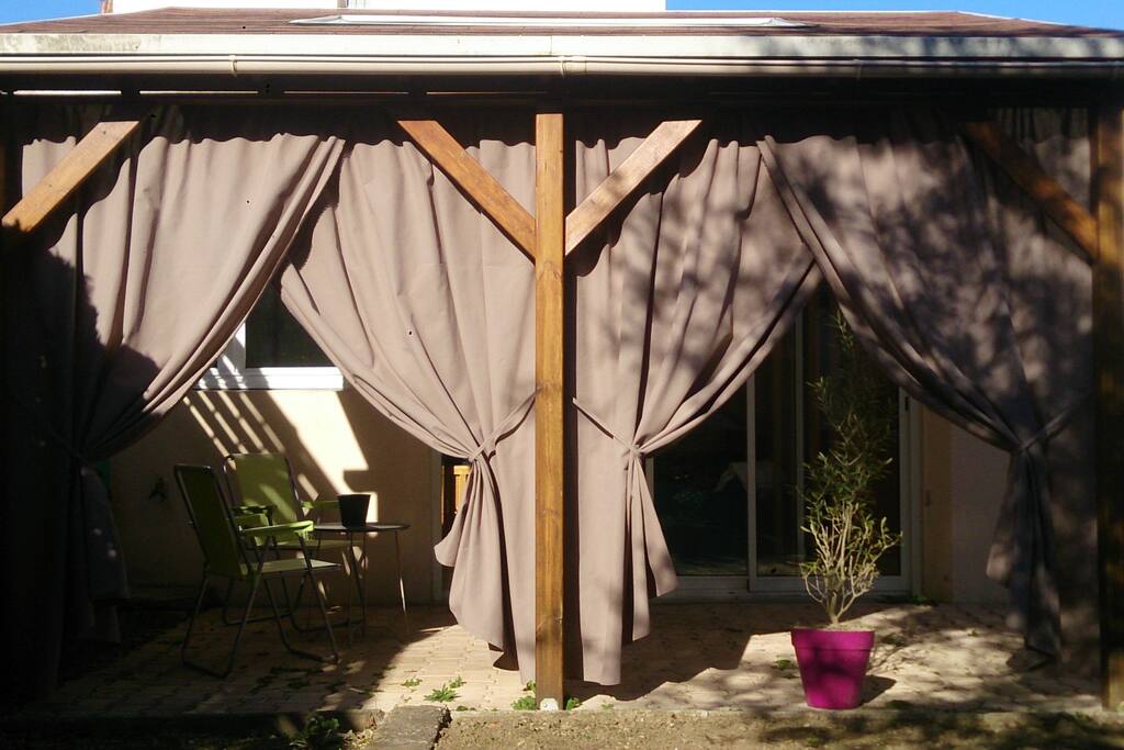 Terrasse et cadre verdoyant en ville