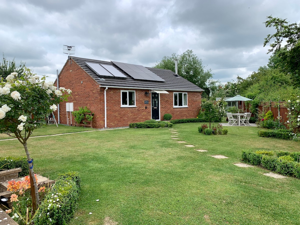 Successful Airbnb property: Rural with countryside views, superb amenities in Stratford Upon Avon