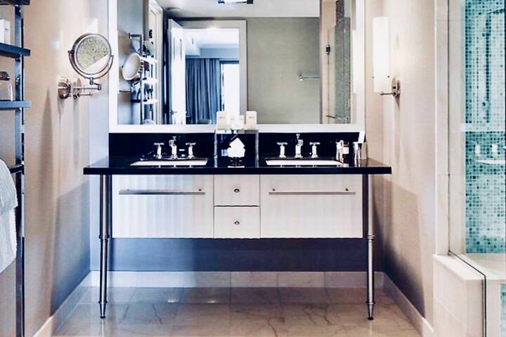 Luxury Suite with Breathtaking Views of the Strip! gallery image 2