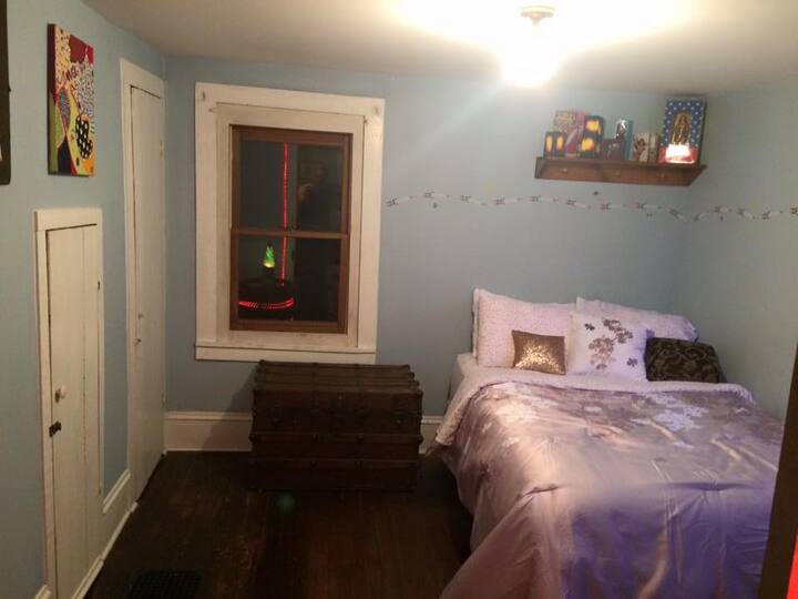 70's room - 2nd floor (Full size - pillow top bed)