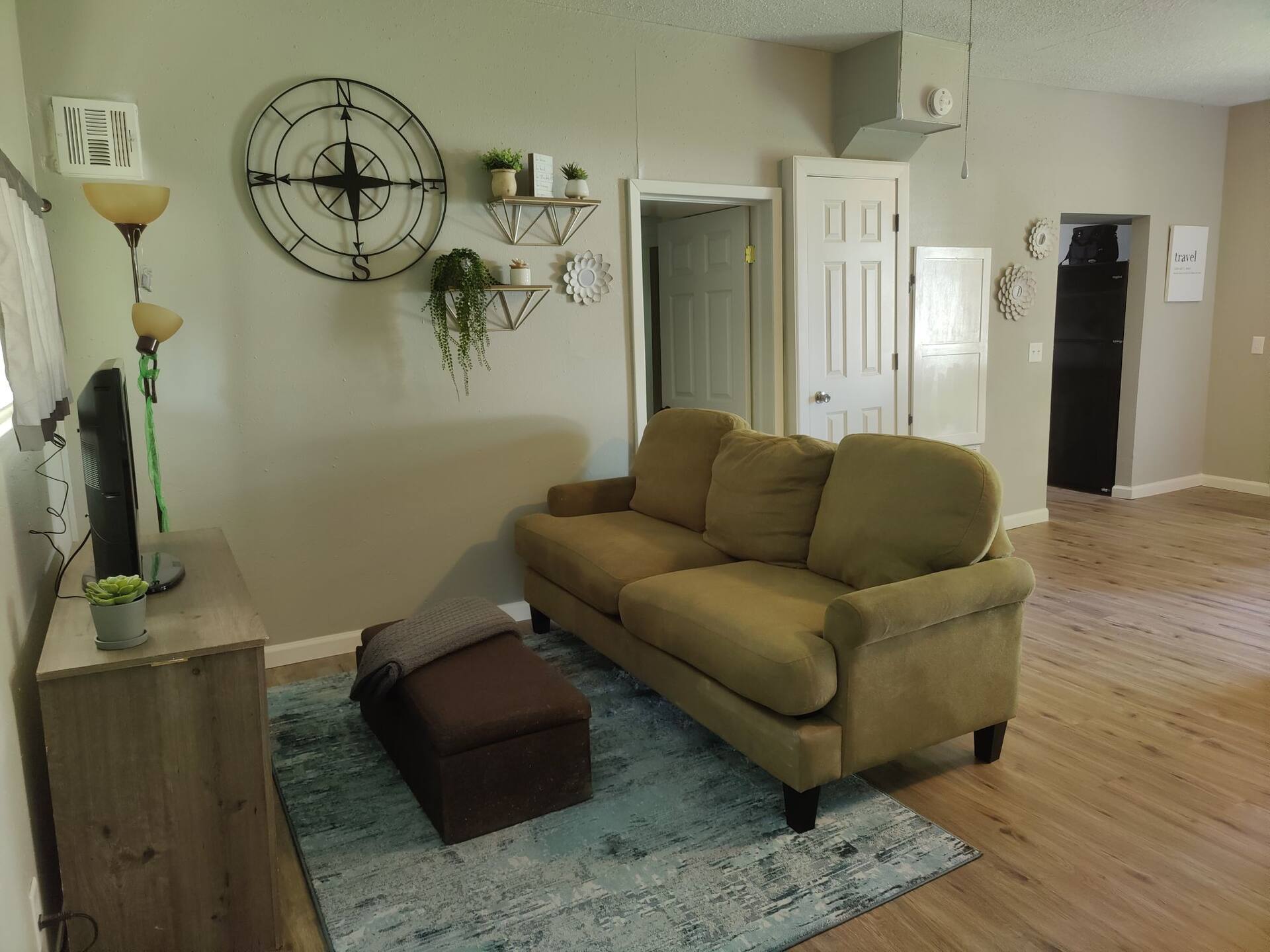 Cheerful one bedroom house with parking in back.