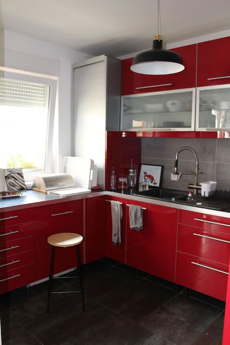 Cuisine équipée ouverte sur le salon.