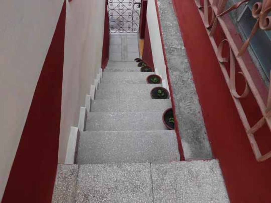 Escalera de Acceso a Pocala 2, solo para huéspedes (bajada)