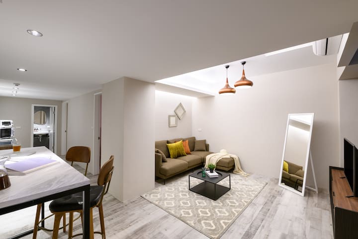 AA/12人房 /兩間獨立房型/ MRT忠孝復興3min /東區市中心/ SoGo微風百貨/雙線捷運