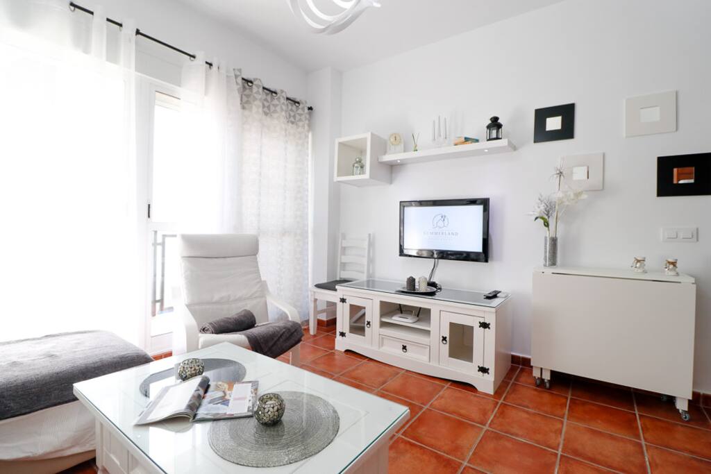 Salón-comedor, con sofá-cama, acceso a terraza y aire acondicionado.